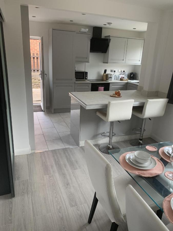Crowthorne House, Beautiful 3 Bedroom Home For Upto 8 Guests, With Sofa Bed Cul-De-Sac With Private Driveway نوتينغهام المظهر الخارجي الصورة